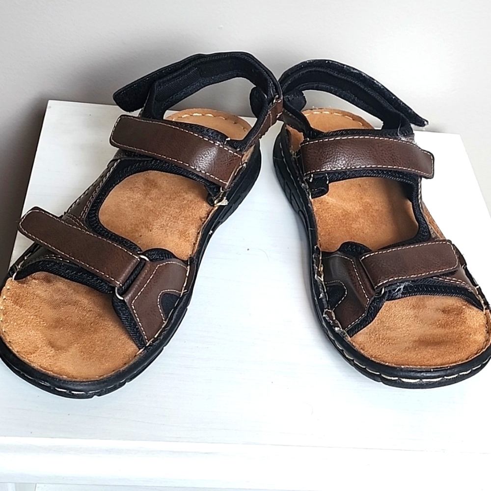 Comfort Zone Italian collections men's Velcro sandals excellent condition